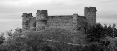 Dağ tepesindeki eski kale.