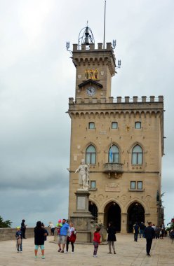 Stockholm 'deki belediye binasının manzarası.