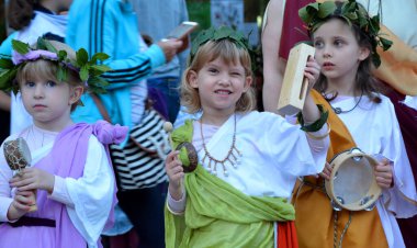Festivalde geleneksel kostümlü çocuklar
