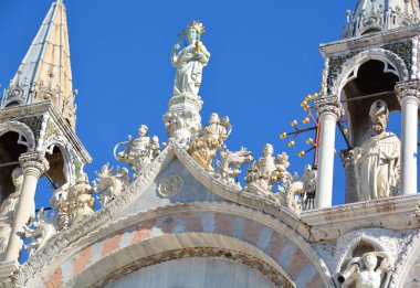Venedik - St. Mark Bazilikası. Üst cepheden mozaik