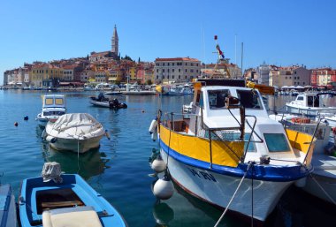 Eski Rovinj ve Hırvat kasabasının manzarası