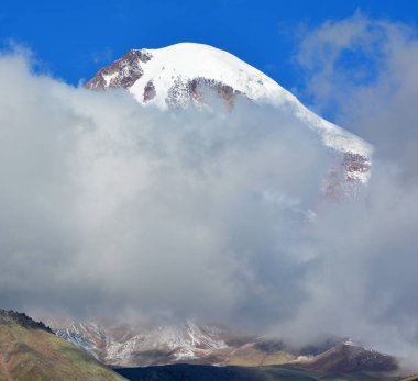 Kazbek Dağı, Gürcistan 'ın Kazbegi Bölgesi ve Rusya' nın Kuzey Osetya Cumhuriyeti sınırındaki Kafkasya 'nın en büyük dağlarından biridir.