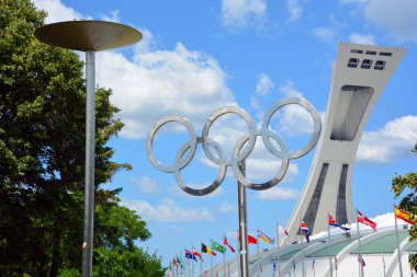 Montreal Kanada 04: 12: 19. Montreal Olimpiyat Stadyumu ve kulesi. Dünyanın en yüksek eğimli kulesi. Olimpiyat turu 175 metre uzunluğunda ve 45 derecelik açıyla yapılıyor.