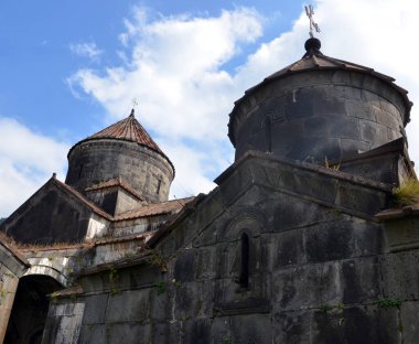 Gergeti Trinity Kilisesi (Tsminda Sameba), Gürcistan 'ın Gergeti köyü yakınlarındaki Kutsal Üçleme Kilisesi, Kazbegi Dağı altında. 