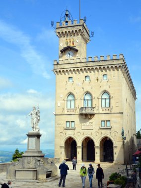 San Marino Mikro Meydanı 'ndaki Özgürlük Anıtı ve Palazzo Pubblico adındaki antik saray.