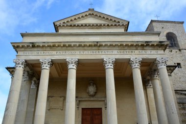 Basilica di San Marino 'nun mavi gökyüzü arka planına karşı görüntüsü. San Marino Cumhuriyeti Katolik Kilisesi, neoklasik tarzda inşa edilmiştir. Detayları kapat.. 