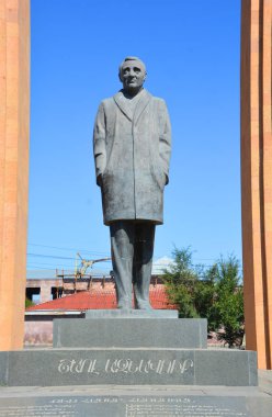GYUMRI ARMENIA 09: 13 2019: Charles Aznavour Meydanı, Ermenistan 'ın Gyumri kentinin kuzey kesiminde büyük bir meydan..