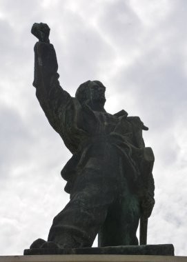 Bir binanın önündeki asker heykeli.