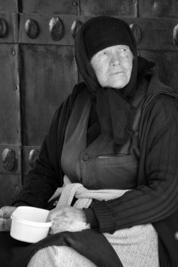 MTSKHETA GEORGIA 09: 15 19: yaşlı Gürcü kadın para istiyor. Emeklilik maaşı ayda sadece 69 dolar ve pek çok yaşlı insan bunun temel gereksinimleri karşılamaya zar zor yettiğini söylüyor..