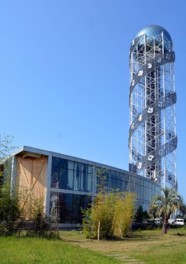 Mavi gökyüzü olan eski güç kulesi