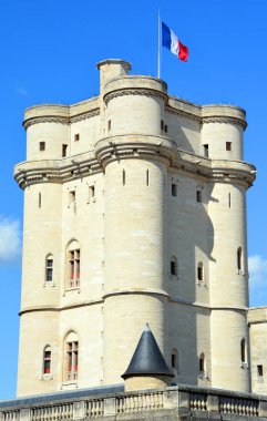 Vincennes Şatosu 'nun (Chateau de Vincennes) dış görünüşü - XIV - Fransa' nın Val-de-Marne bölgesi yakınlarındaki Vincennes kasabasındaki Fransız kraliyet kalesi.