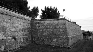 Bayrağı olan eski tarihi kale