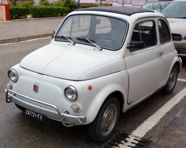 Şehirdeki eski araba.