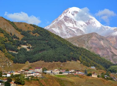 Dağ manzarası Kazbegi, Gürcistan. Mount Kazbegi güçlü Caucasus aralığı kuzey yamaçlarında yer almaktadır. 