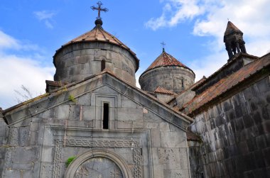 Gergeti Trinity Kilisesi (Tsminda Sameba), Gürcistan 'ın Gergeti köyü yakınlarındaki Kutsal Üçleme Kilisesi, Kazbegi Dağı altında. 