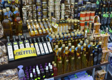 Dükkanda şarap şişeleri var.