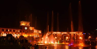 Erivan Cumhuriyet Meydanı 'ndaki şarkı söyleyen ve dans eden fıskiyeler hem gezginleri hem de yerlileri cezbediyor..