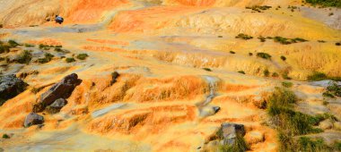 Kazbegi bölgesindeki Gudauri 'deki mineral kaynaklarından gelen kırmızı su. Fosilli maden suyu kaynakları Mtskheta Mtianeti Bölgesi, Gürcistan.