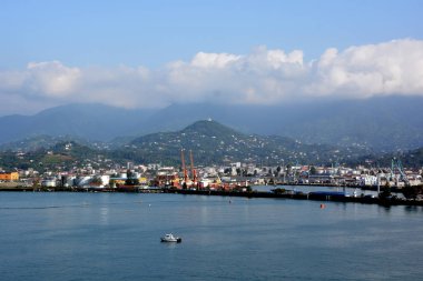 Kilronan, İrlanda, 9 Ağustos 2018: İrlanda 'nın batı kıyısındaki Aran Adalarından biri olan Inishmore' daki ana yerleşim köyü. Ana endüstriler balıkçılık ve turizm.. 