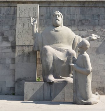 Ermenistan 'daki antik katedralin yakınındaki Hristiyan heykeli