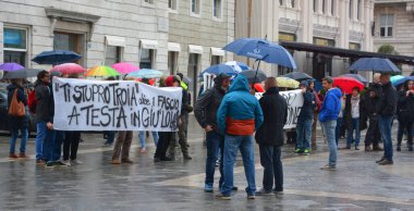 TRIESTE İTALYA 05 19 2019: AB 'yi protesto eden kalabalık