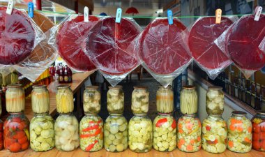 Azerbaycan kırsalında satılık sebze kavanozları