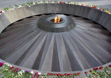 YEREVAN ARMENIA 09: 19: Tsitsernakaberd Ermeni Soykırımı Anıt Kompleksi, Ermeni Soykırımı kurbanlarına 1915 yılında Osmanlı hükümeti tarafından adanmış resmi bir anıttır.