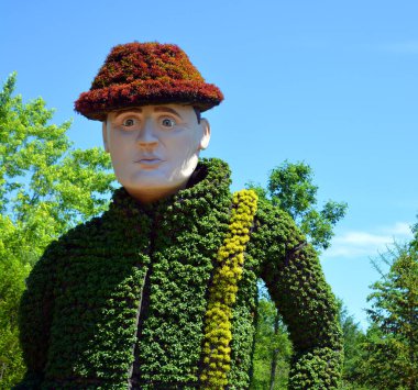 Parkta güzel bir çiçek heykeli