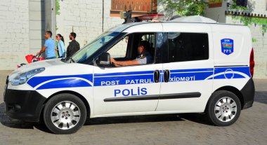 BAKU AZERBAIJAN 09 07: 19: Azerbaycan 'daki kolluk kuvvetleri aracı, Azerbaycan Cumhuriyeti Ulusal Polisi' ni yöneten Azerbaycan İçişleri Bakanlığı 'nın kontrolü altında.