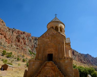 NORAVANK Manastırı, ARMENIA - 10 AĞUSTOS 2017: Syunik 'in ünlü Noravank Manastırı