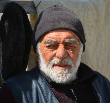 GEORGiAN MILITERY Otoyolu George 09: 19: eski Gürcü erkek portresi. Emeklilik maaşı ayda sadece 69 dolar ve pek çok yaşlı insan bunun temel gereksinimleri karşılamaya zar zor yettiğini söylüyor..
