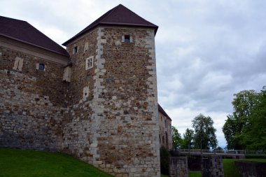 Ortaçağ şatosunun kalıntıları.