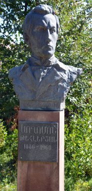 VAGHARSHAPAT ARMENIA 09 12 2019: Ermeni ulusal kahramanlarının heykeli yıkıldı