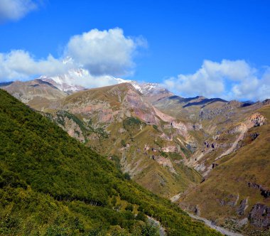 Kazbek Dağı, Gürcistan 'ın Kazbegi Bölgesi ve Rusya' nın Kuzey Osetya Cumhuriyeti sınırındaki Kafkasya 'nın en büyük dağlarından biridir.