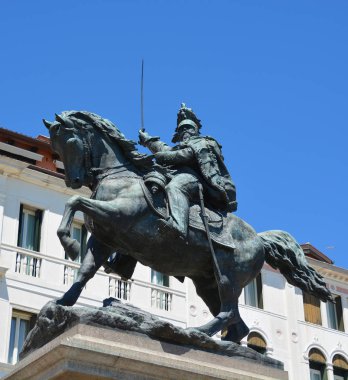 Venedik, İtalya - 20 Haziran 2017: Venedik, İtalya 'daki Atlı Victor Emmanuel II anıtı. Tanınmayan insanlar eski merkezde sokakta yürüyorlar..