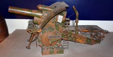 Silahlı metal makine..