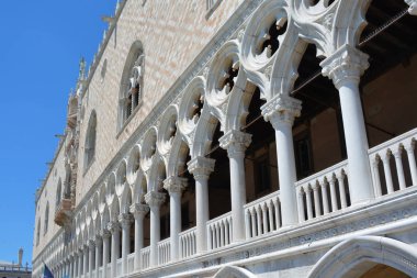 Venedik 'teki Beyaz Valinin Sarayı' nın beyaz cephe önü.
