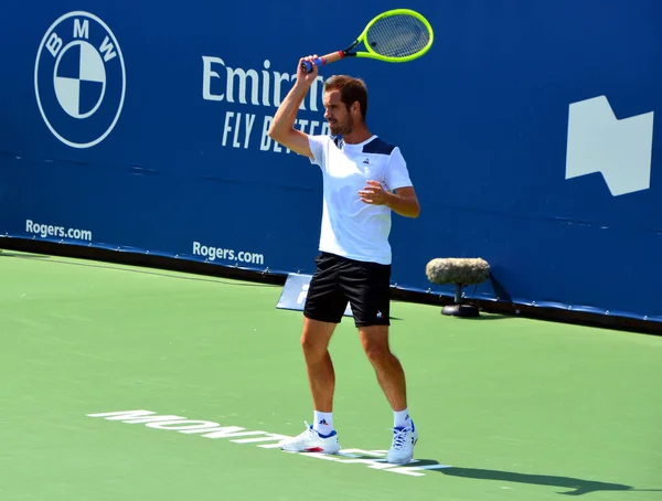 Mann Spielt Tennis Auf Dem Platz — Stockfoto