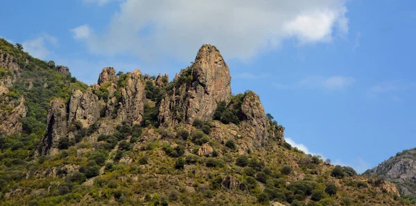 Paisaje Verano Montaña Con Bosques Picos Altos Cáucaso Una Vista —  Fotos de Stock