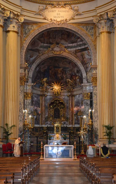 费拉拉 意大利 2018年5月1日 在意大利埃米利亚 罗马纳费拉拉的圣乔治大教堂内的三个身份不明的人 — 图库照片