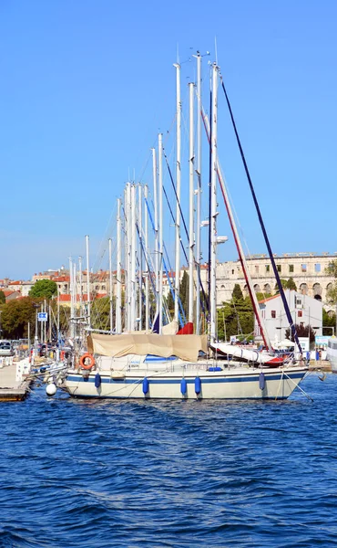 Yachts Dans Port Ville Européenne — Photo