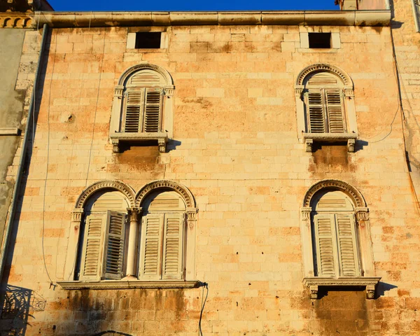 Vecchia Finestra Con Balconi Fiori — Foto Stock