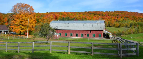 Casa Rural Paisagem Outono Dia Ensolarado — Fotografia de Stock