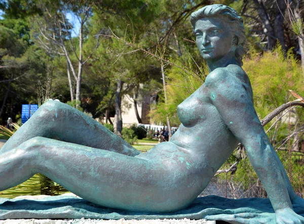 Статуя Красивой Молодой Женщины Парке — стоковое фото