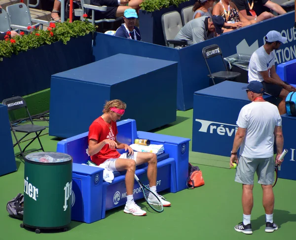 Mann Spielt Tennis Auf Dem Platz — Stockfoto