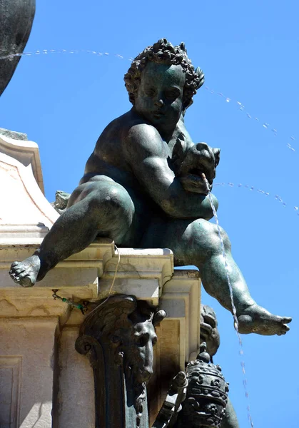 Scultura Una Statua Leone Fronte Alla Città — Foto Stock