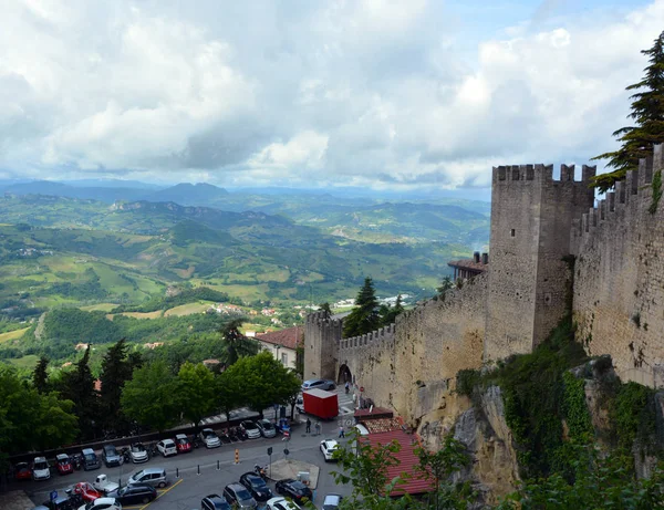 Muralha Castelo Com Uma Paisagem San Marino — Fotografia de Stock