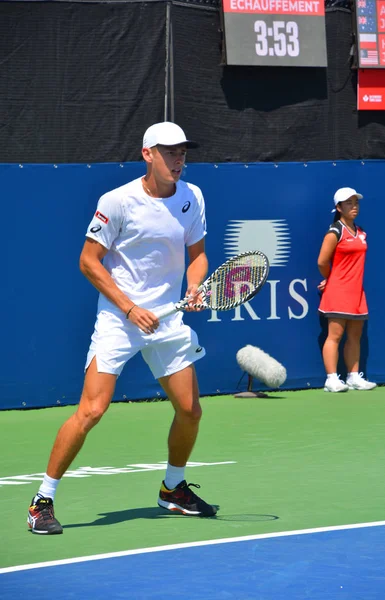 Mann Spielt Tennis Auf Dem Platz — Stockfoto