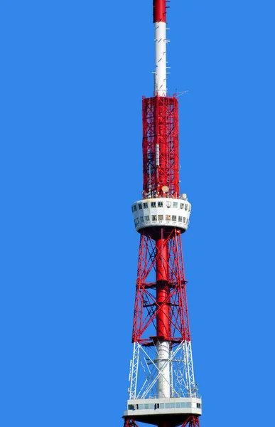 Πύργος Τηλεπικοινωνιών Στο Μπλε Φόντο Του Ουρανού — Φωτογραφία Αρχείου