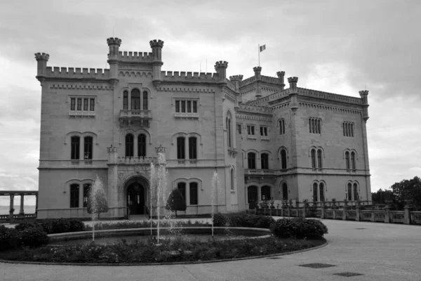 Κάστρο Miramare Στην Τεργέστη Ιταλία Εδάφη Του Κάστρου Περιλαμβάνουν Ένα — Φωτογραφία Αρχείου